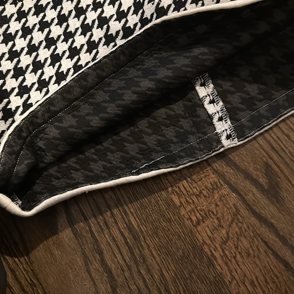 Skirt, warn gently used - Picture 2 of 3